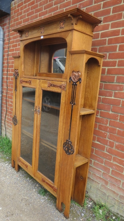 An Arts & Crafts light oak glazed cabinet in the manner of Glasgow school, the stepped cornice above - Bild 3 aus 6