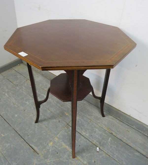 An Edwardian mahogany octagonal table, crossbanded and strung with ebony and boxwood, on inlaid - Bild 2 aus 2