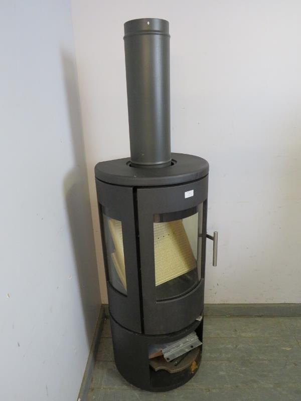 A contemporary cast-iron multifuel stove by Morso (model 7443) having a curved glass door with - Bild 2 aus 5