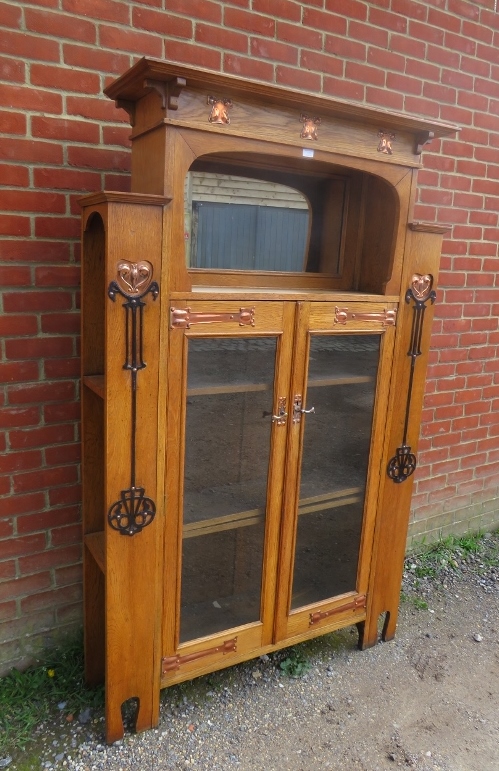 An Arts & Crafts light oak glazed cabinet in the manner of Glasgow school, the stepped cornice above - Bild 2 aus 6