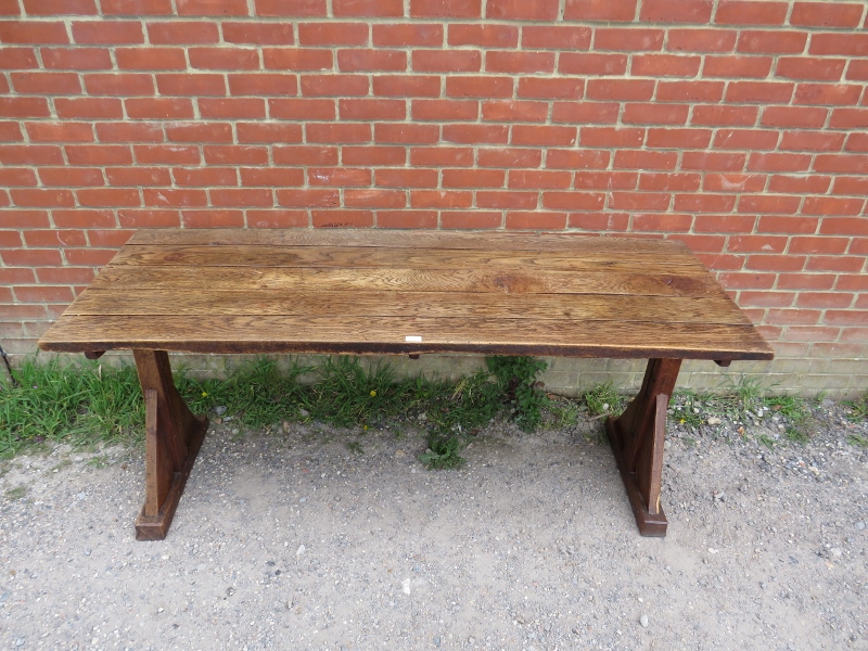 A 19th century Arts & Crafts oak refectory table, the roughly hewn planked top on braced end - Bild 2 aus 3