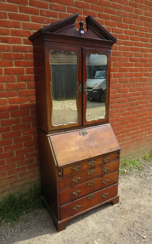 An 18th century mahogany bureau bookcase, the broken pediment with turned centre finial and dentil - Bild 2 aus 3