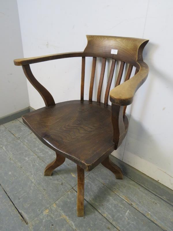 An Edwardian elm captain’s swivel desk chair, on four shaped supports. H79cm W65cm D48cm (approx). - Bild 2 aus 4