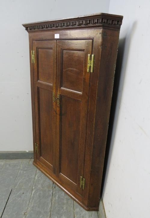 A Georgian oak hanging corner cupboard, the moulded dentil cornice above twin panelled doors with - Bild 2 aus 3