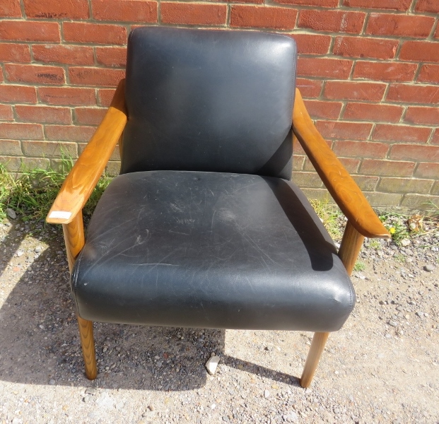 A mid-century style elm lounge chair by West Elm, upholstered in supple black leather - Bild 2 aus 4