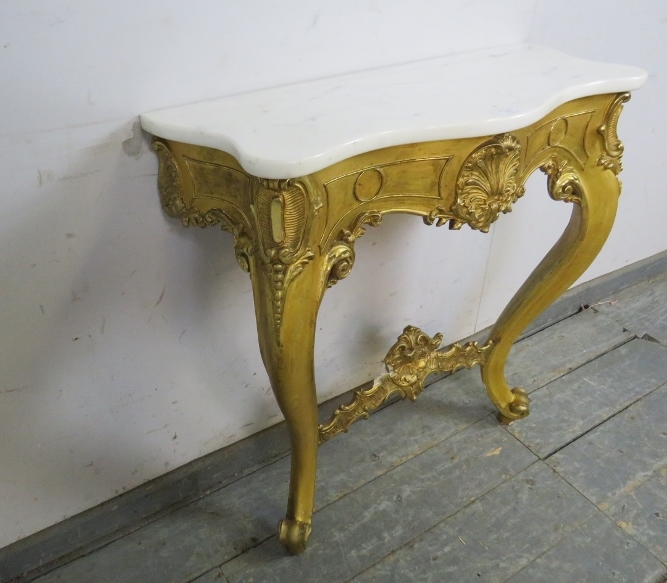 A vintage French giltwood console table, the white marble serpentine top on an ornate giltwood - Bild 4 aus 4