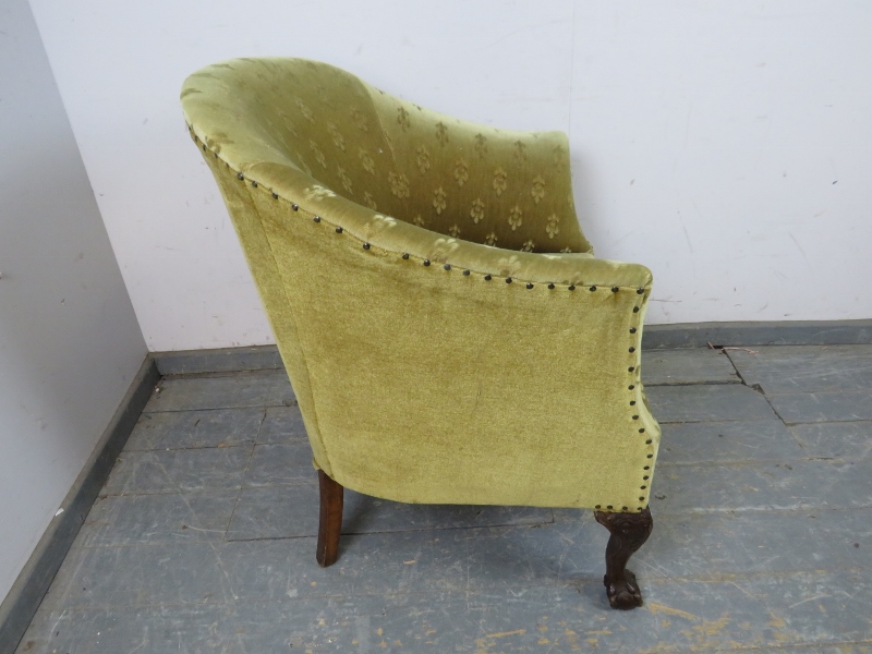 An antique mahogany tub chair in the Georgian taste, upholstered in patterned material with brass - Bild 3 aus 4