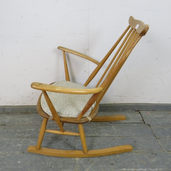 A mid-century blond elm & beech ‘Goldsmiths’ rocking chair by Ercol (model 435) on canted supports - Image 3 of 4