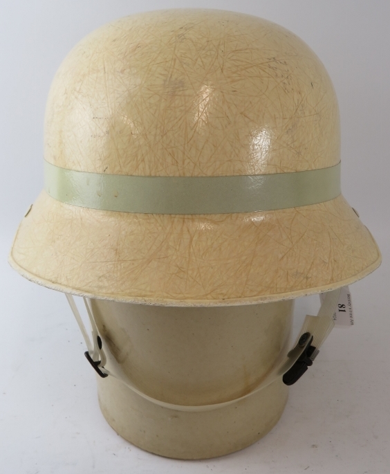 A 1970s German style fibreglass fire helmet - Bild 2 aus 3
