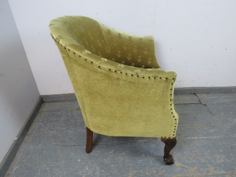 An antique mahogany tub chair in the Georgian taste, upholstered in patterned material with brass - Image 3 of 4