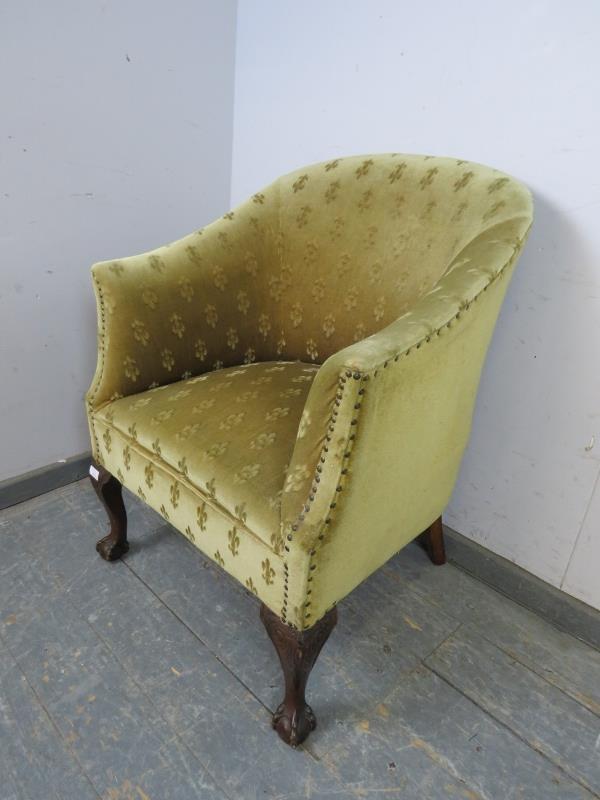 An antique mahogany tub chair in the Georgian taste, upholstered in patterned material with brass - Image 2 of 4