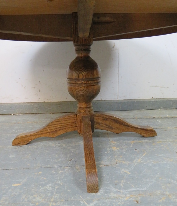 A vintage solid medium oak circular coffee table, on a bulbous turned column with quatreform base. - Image 4 of 4