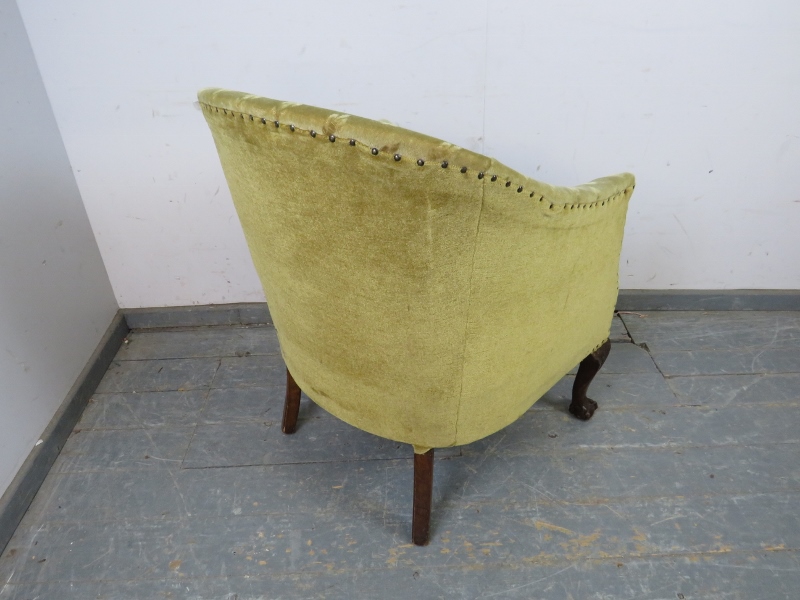 An antique mahogany tub chair in the Georgian taste, upholstered in patterned material with brass - Image 4 of 4