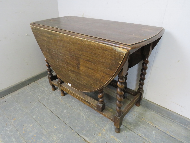 An antique oak oval gate-leg table, on barley twist supports with stretchers. H72cm W102cm D47-133cm - Image 2 of 4