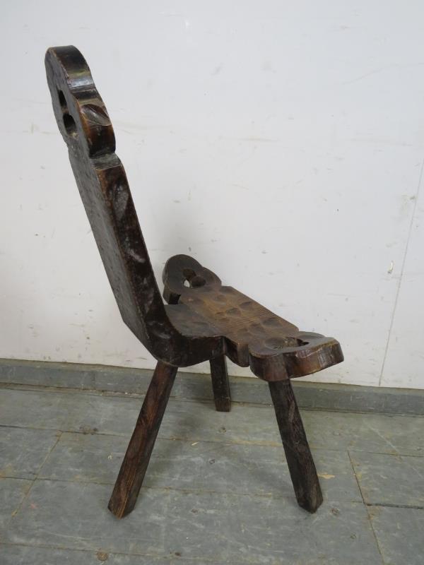 An unusual vintage Spanish Brutalist carved wooden chair, having pierced trefoil decoration, on - Image 3 of 3