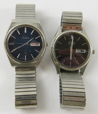 Seiko: two gent’s stainless steel quartz wristwatches, with blue round dials, date aperature at 3