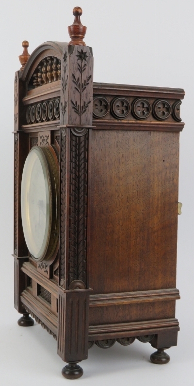 A Victorian Hogg & Shaw of Manchester oak mantel clock. Pendulum and key included. 37.5 cm height, - Image 2 of 5