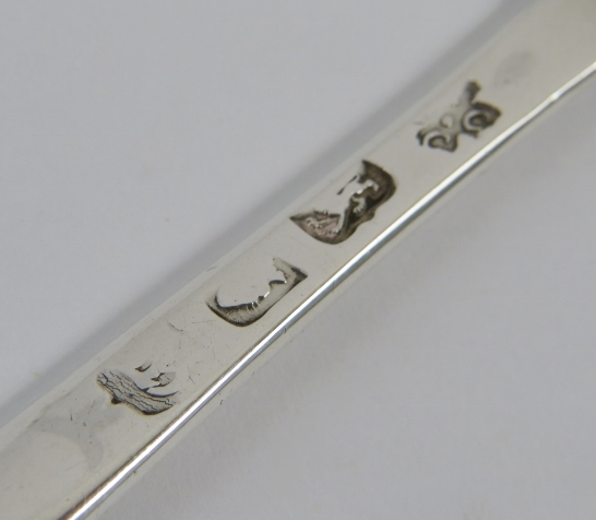George III silver marrow scoop with engraved griffin crest. Hallmarks rubbed. Length 20.5cm, gross - Image 3 of 3