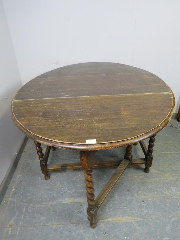 An antique oak oval gate-leg table, on barley twist supports with stretchers. H72cm W102cm D47-133cm - Image 3 of 4