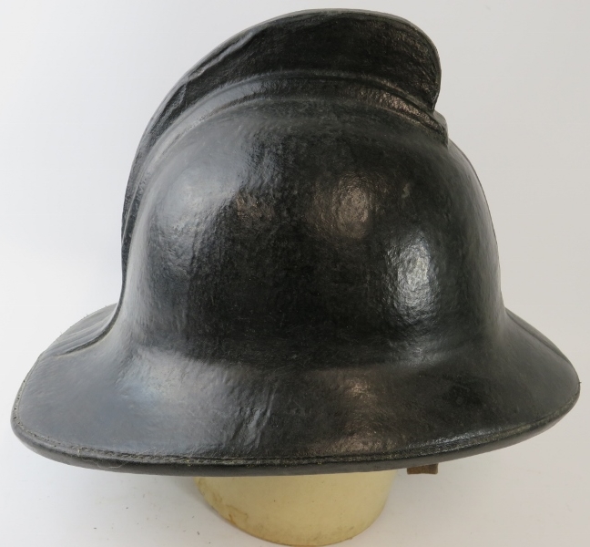 A 1970s British black cork fire helmet (unbadged) - Bild 2 aus 3