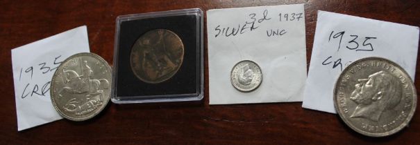 Two 1935 Crowns, an uncirculated 1937 silver 3d coin and a 1917 penny (4)