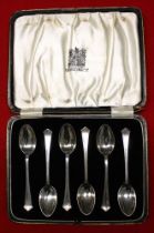 A cased set of six silver tea spoons, Birmingham 1929 by Elkington, 89g