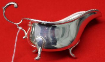 A silver gravy boat of Georgian design, Birmingham 1963, 168g