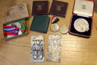 Boxed war medals, Chinese metal plaques, commemorative coins & other assorted coins