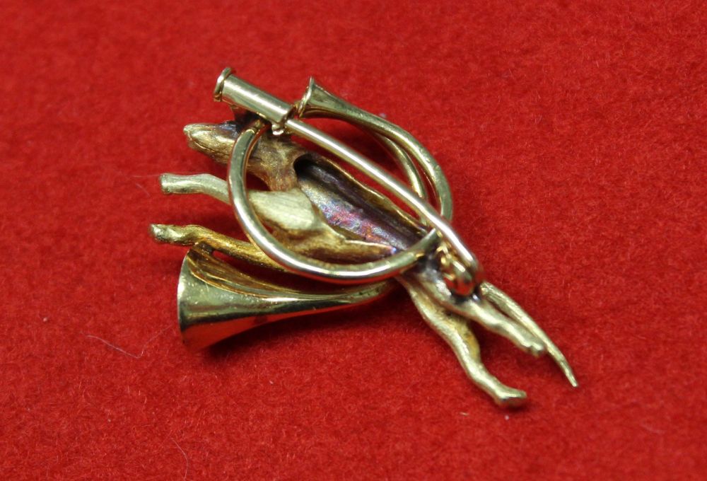 An 18k pin brooch, modelled as a running hound leaping through a French Hunting horn, hound set gree - Image 2 of 2