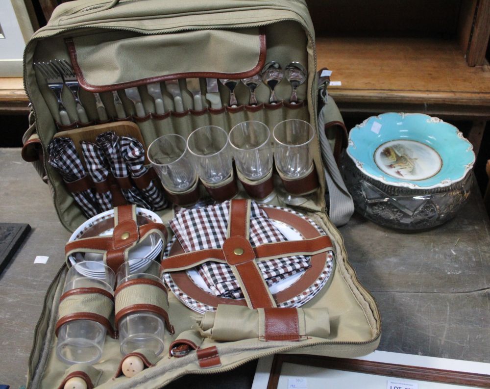 A fitted "Concept" canvas picnic bag, a glass fruit bowl and dessert dish