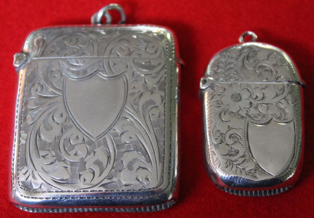 An Edwardian silver vesta case, engraved acanthus leaf decoration, with a blind shield, Birmingham 1