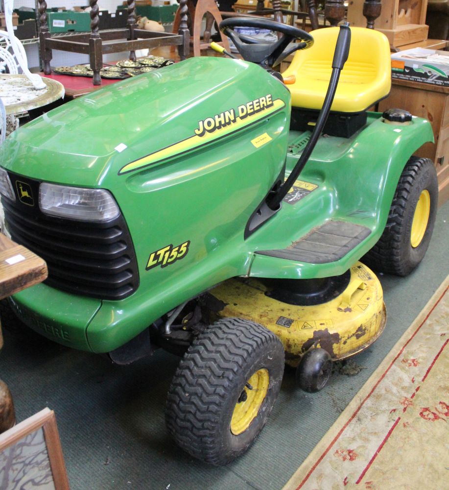 A John Deere LT155 ride-on tractor lawn mower in need of repair - Image 2 of 4