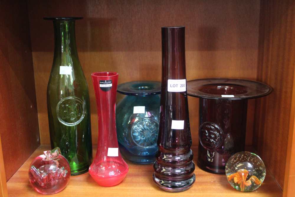 A shelf containing five modern pieces of Glass including a Dartington example