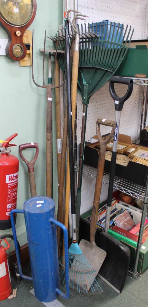 A good selection of garden hand tools including a post ram etc (12)