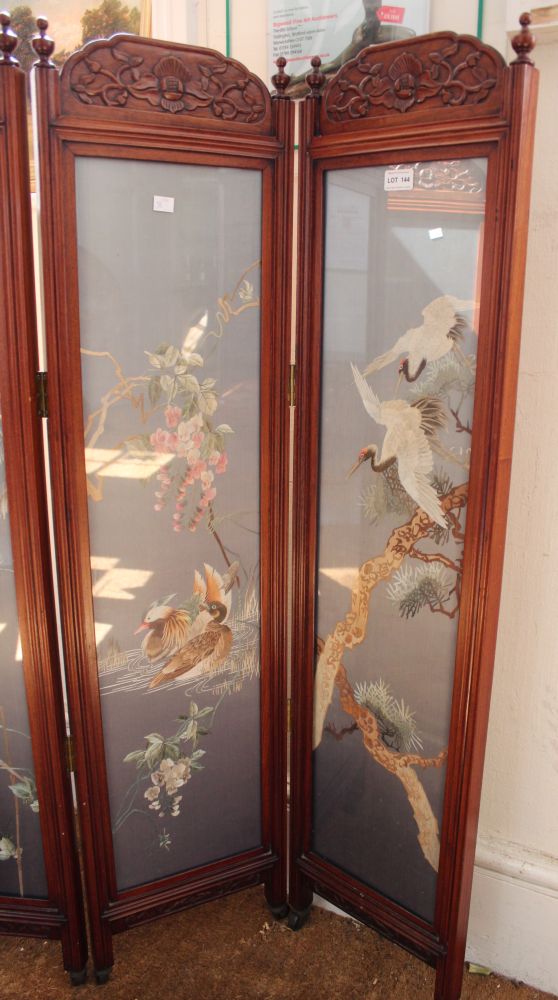 An early 20th century Chinese four panel folding screen embroidered silk panels of birds - Image 2 of 3