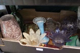 A box of Studio glass includes a Dartington splash bowl & various other examples