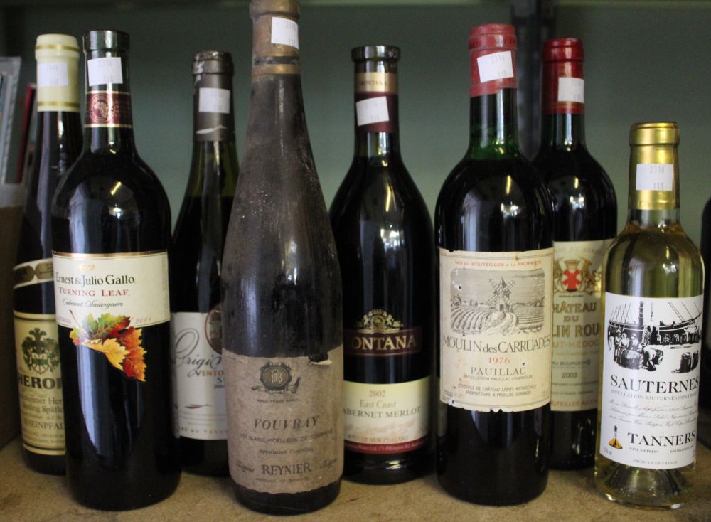 Eight assorted wines to include Vouvray Reynier, Moulin des Carruades 1976, Chateau Moulin Rouge