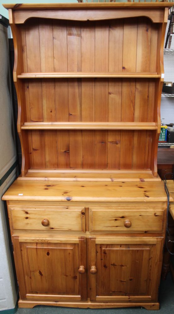 A pine kitchen dresser with three shelf plate rack - Image 2 of 2