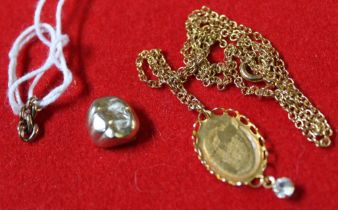 Four links of a 9ct gold chain, a gold dental cap and a neck chain