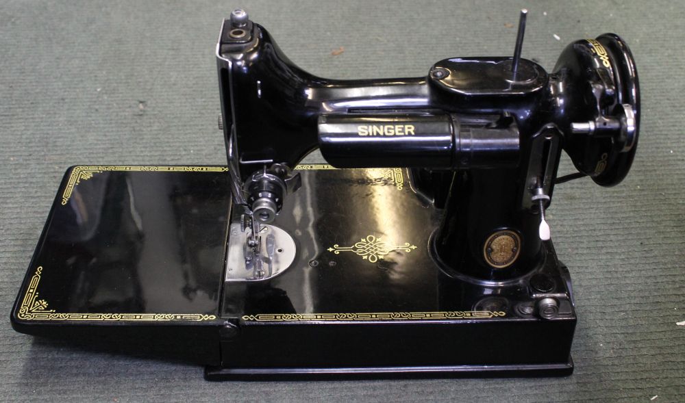 A vintage Singer sewing machine in original carry box with accessories - Image 3 of 3