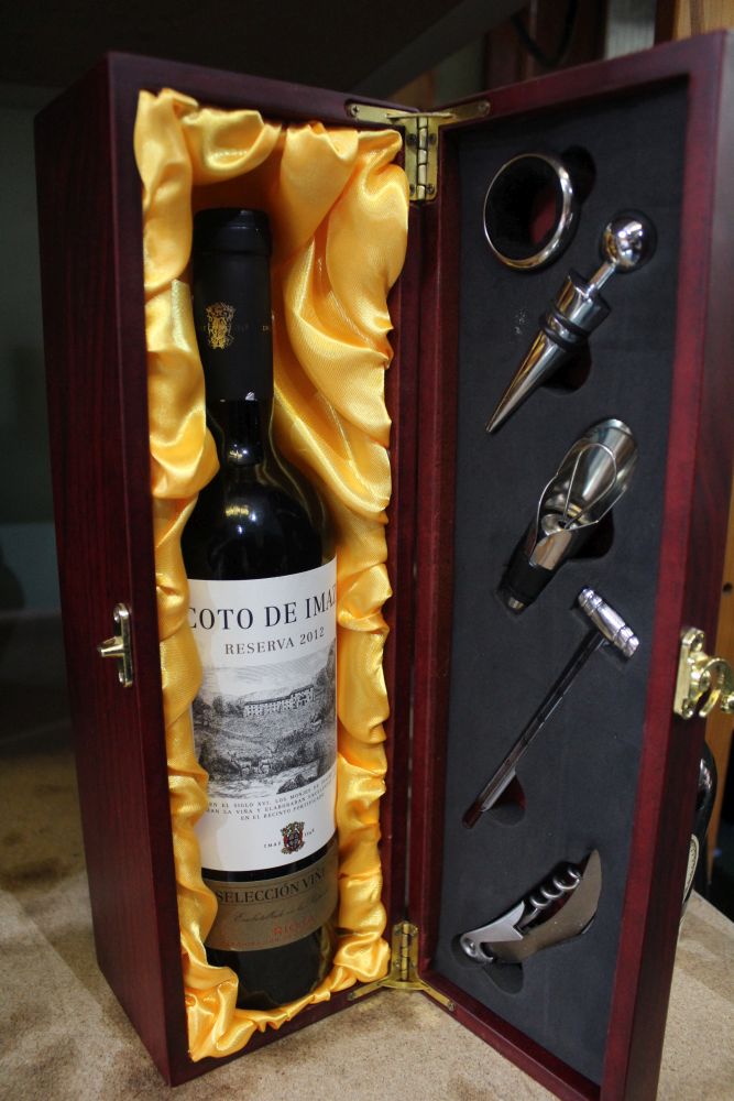 2012 Coto de Imaz Rioja Reserva (in gift case with wine accessories) 1973 Rioja Senorio Agos, 1 bot - Image 2 of 2