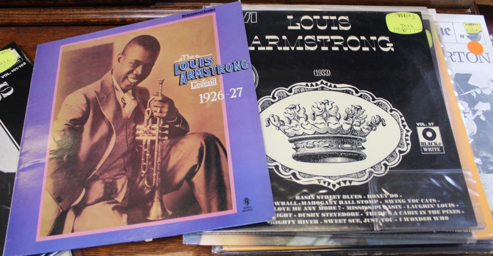 A good selection of vintage jazz vinyl LP's including Bix Beiderbecke, Louis Armstrong, Jelly Roll - Image 3 of 3