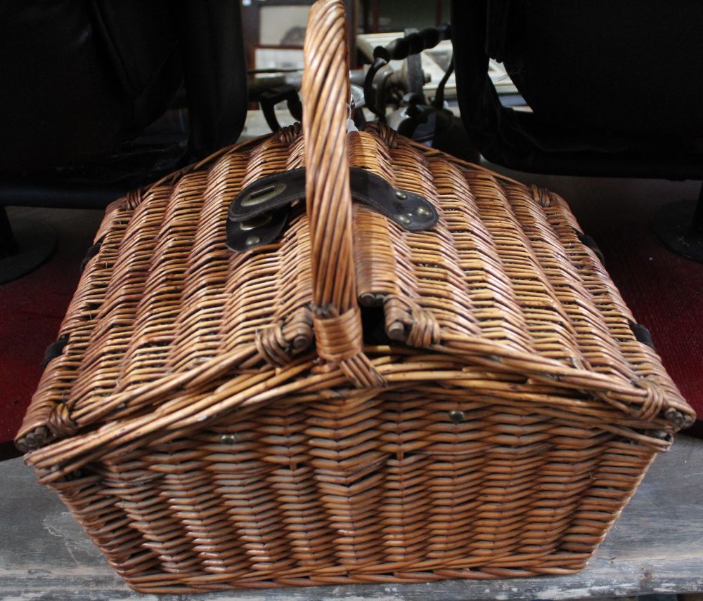 A vintage wicker hamper for four people, complete with contents, basket having carrying handle & lea - Bild 2 aus 2