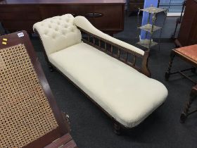 An Edwardian walnut chaise longue