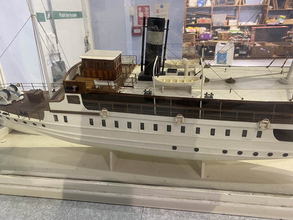 A cased model of a steamboat, L 85cm - Image 4 of 6