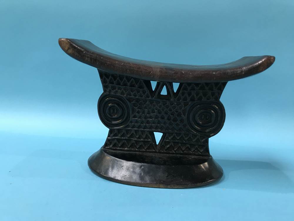 A late 19th century tribal carved wood head rest, W 20cm H 12cm - Image 2 of 8