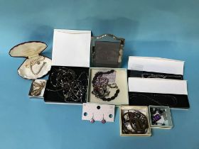 Quantity of costume jewellery