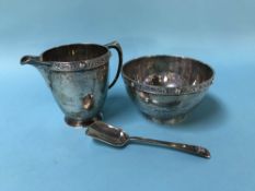 A silver cream jug, sugar bowl and scoop, Wakely and Wheeler, London, 1947, 13oz