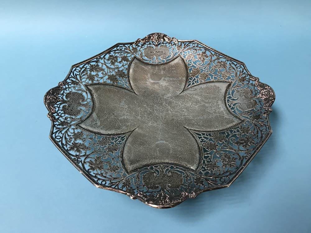 A silver grape dish, Viners, Sheffield, 1925, 16.8oz