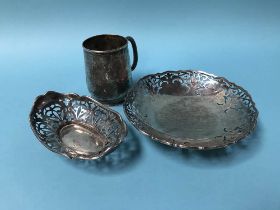 Two silver dishes and a tankard, 12oz